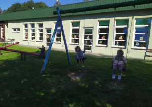 Dzieci na przedszkolnym placu zabaw